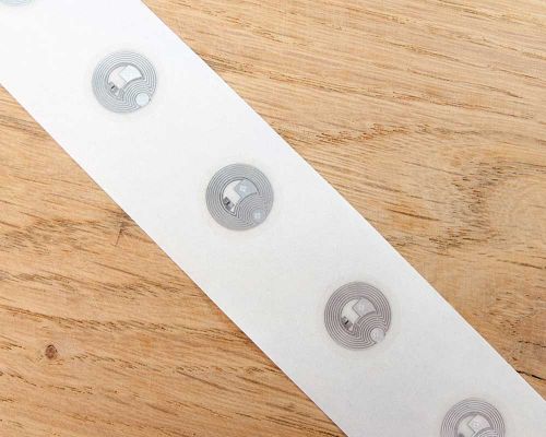 NTAG213 15 mm small NFC sticker tag close-up